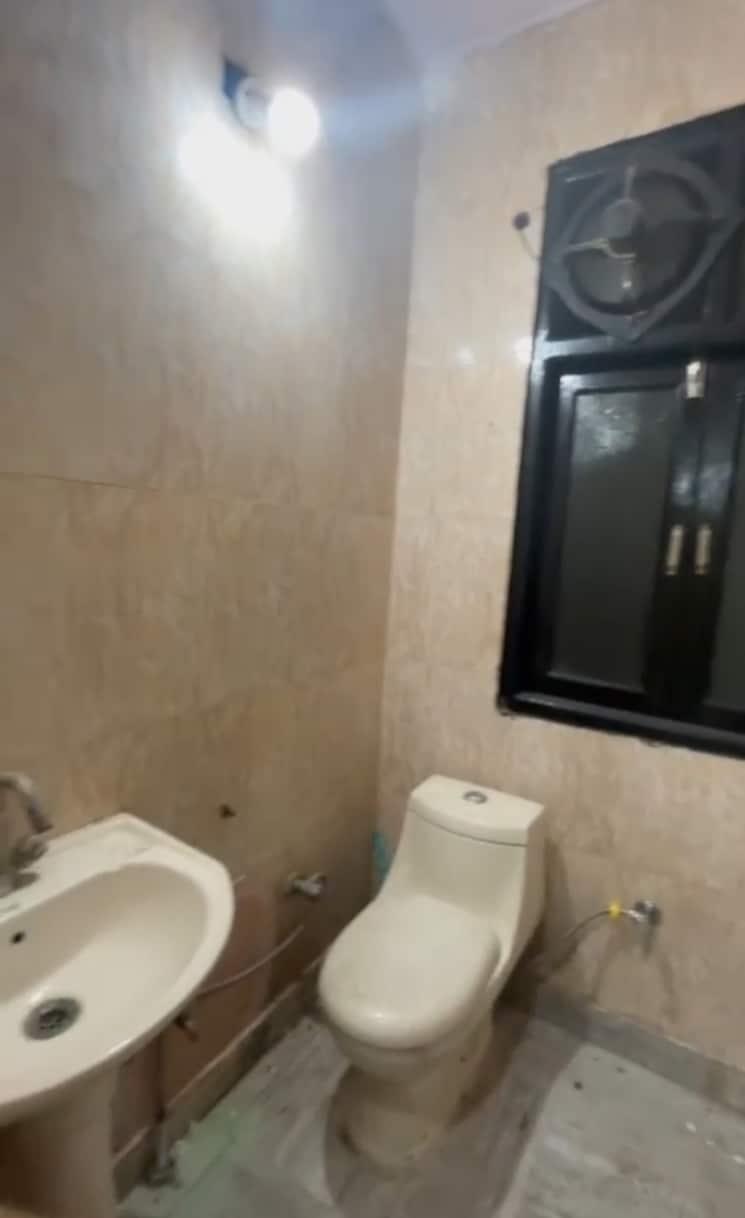 Bathroom, mansa ram park 2.5 Bedroom 70 Sq.Yd. Builder Floor In Mansa Ram Park Delhi 9073985