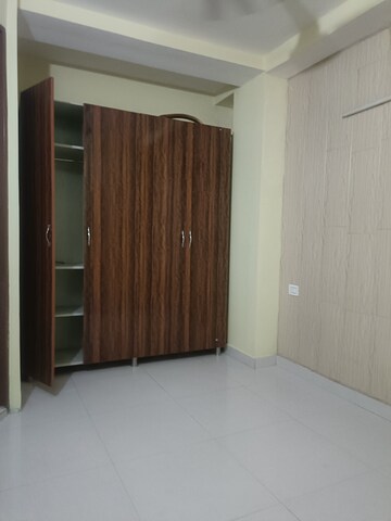 Room in 3 BHK Builder Floor at Sector 52 – for Rent