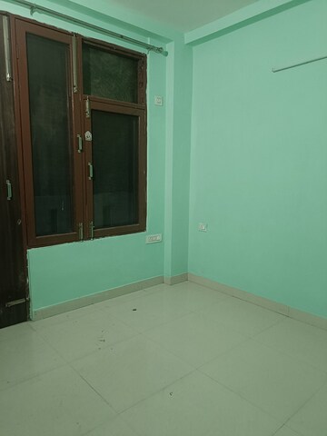 Room in 3 BHK Builder Floor at Sector 52 – for Rent