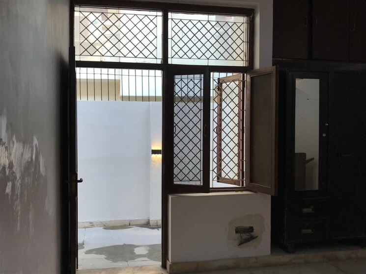 Room, sector 36 3 Bedroom 200 Sq.Mt. Independent House In Sector 36 Noida 9074248