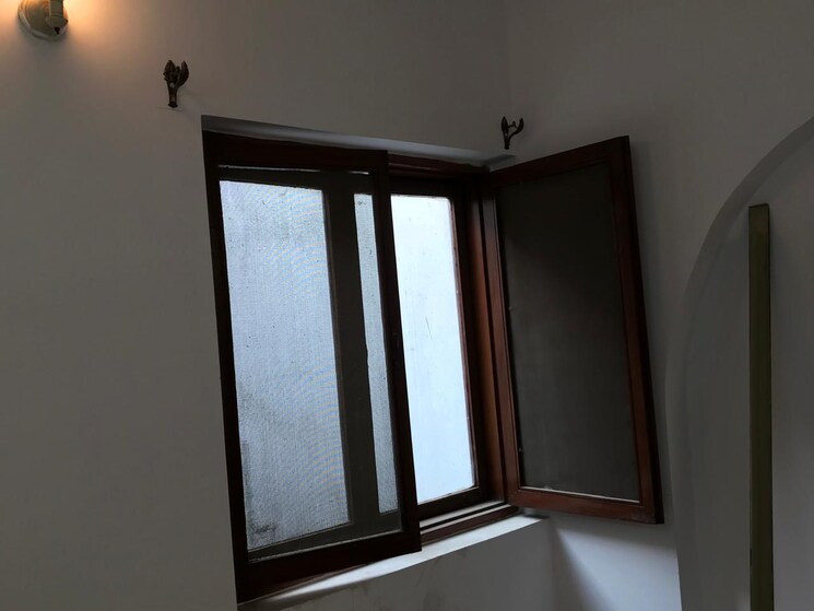 Room, sector 36 3 Bedroom 200 Sq.Mt. Independent House In Sector 36 Noida 9074248