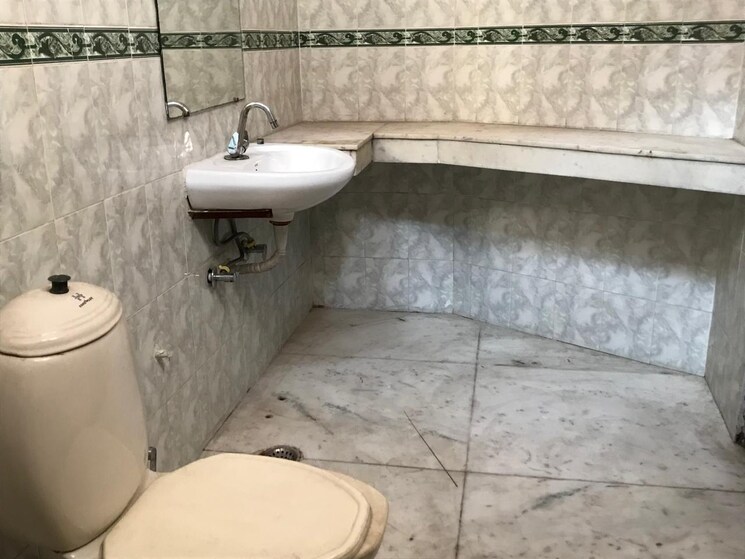 Bathroom, sector 36 3 Bedroom 200 Sq.Mt. Independent House In Sector 36 Noida 9074248