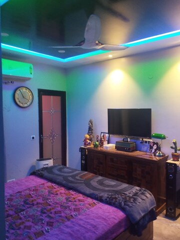 Bedroom in 2.5 BHK Builder Floor at Pinewood Enclave, Wave City – for Sale