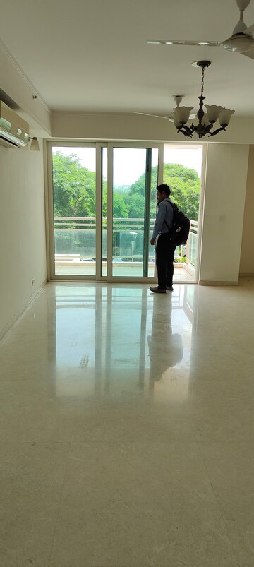 Room in 4 BHK Apartment at DLF Park Place, Sector 54 – for Rent