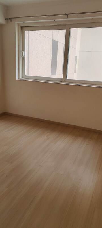 Room in 4 BHK Apartment at DLF Park Place, Sector 54 – for Rent