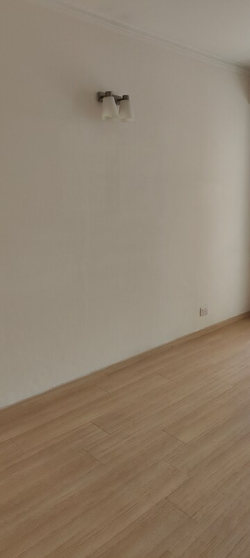 Room in 4 BHK Apartment at DLF Park Place, Sector 54 – for Rent