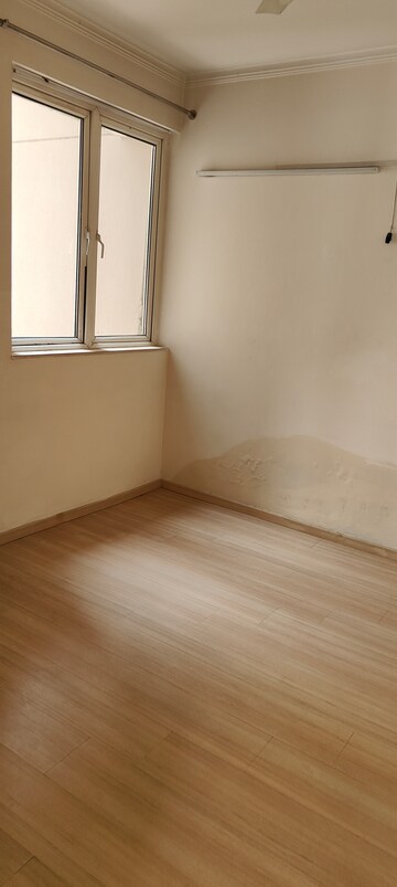 Room in 4 BHK Apartment at DLF Park Place, Sector 54 – for Rent