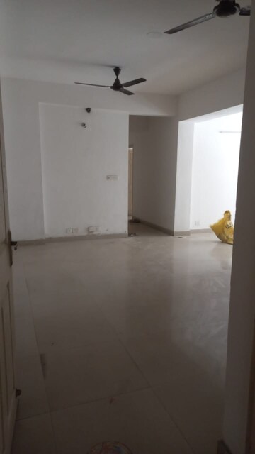 Room in 2.5 BHK Apartment at Supertech Cape Town, Sector 74 – for Rent