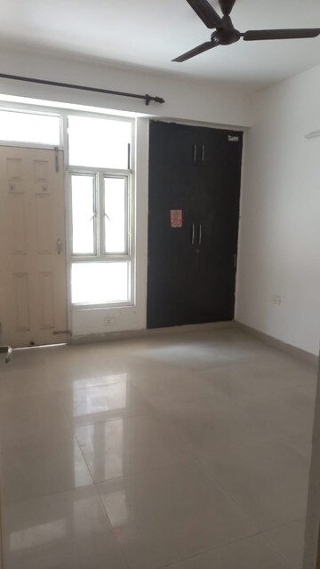 Room in 2.5 BHK Apartment at Supertech Cape Town, Sector 74 – for Rent