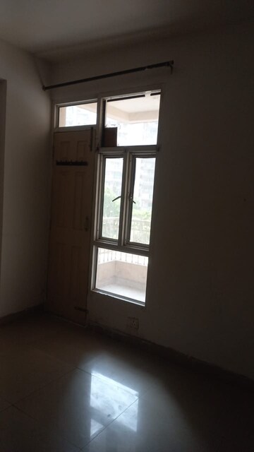 Room in 2.5 BHK Apartment at Supertech Cape Town, Sector 74 – for Rent