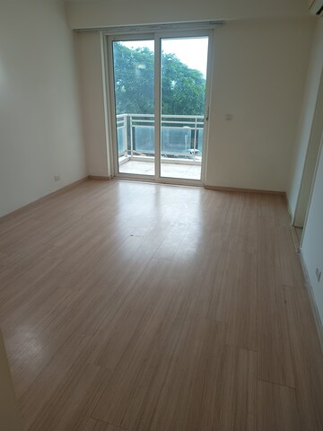 Room in 4 BHK Apartment at DLF Park Place, Sector 54 – for Rent