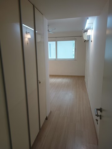 Room in 4 BHK Apartment at DLF Park Place, Sector 54 – for Rent