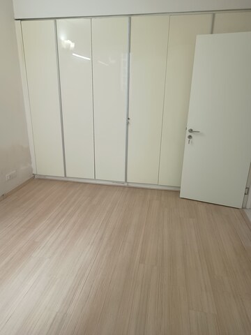Room in 4 BHK Apartment at DLF Park Place, Sector 54 – for Rent