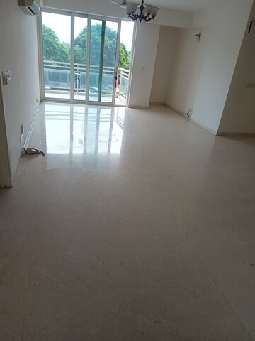 Room in 4 BHK Apartment at DLF Park Place, Sector 54 – for Rent