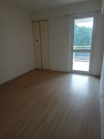 Furnished Amenities in 4 BHK Apartment at DLF Park Place, Sector 54 – for Rent