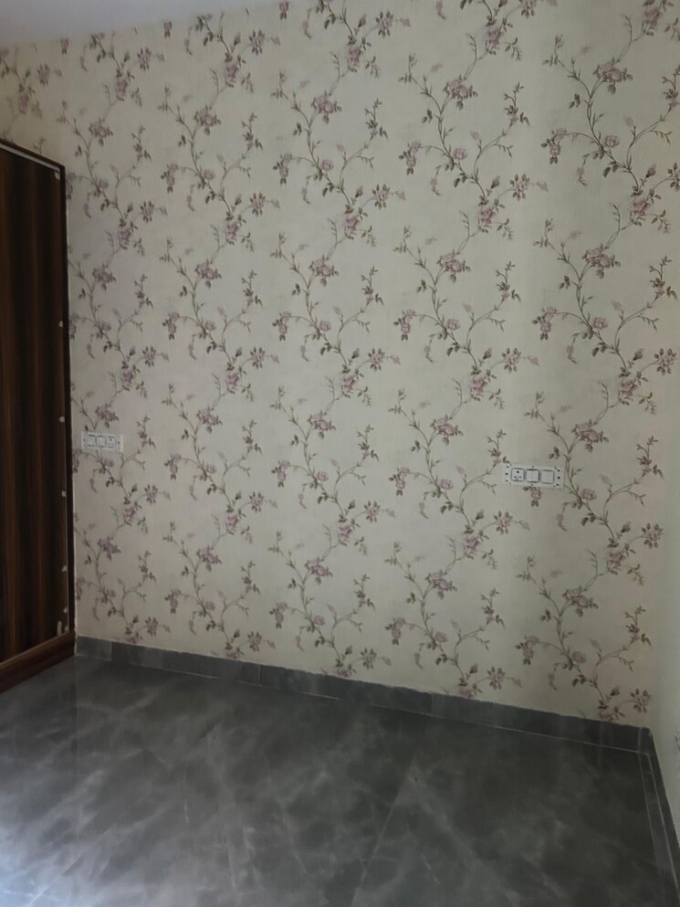 Room, pir machalla 3 Bedroom 110 Sq.Yd. Apartment In Pir Machalla Zirakpur 9074497