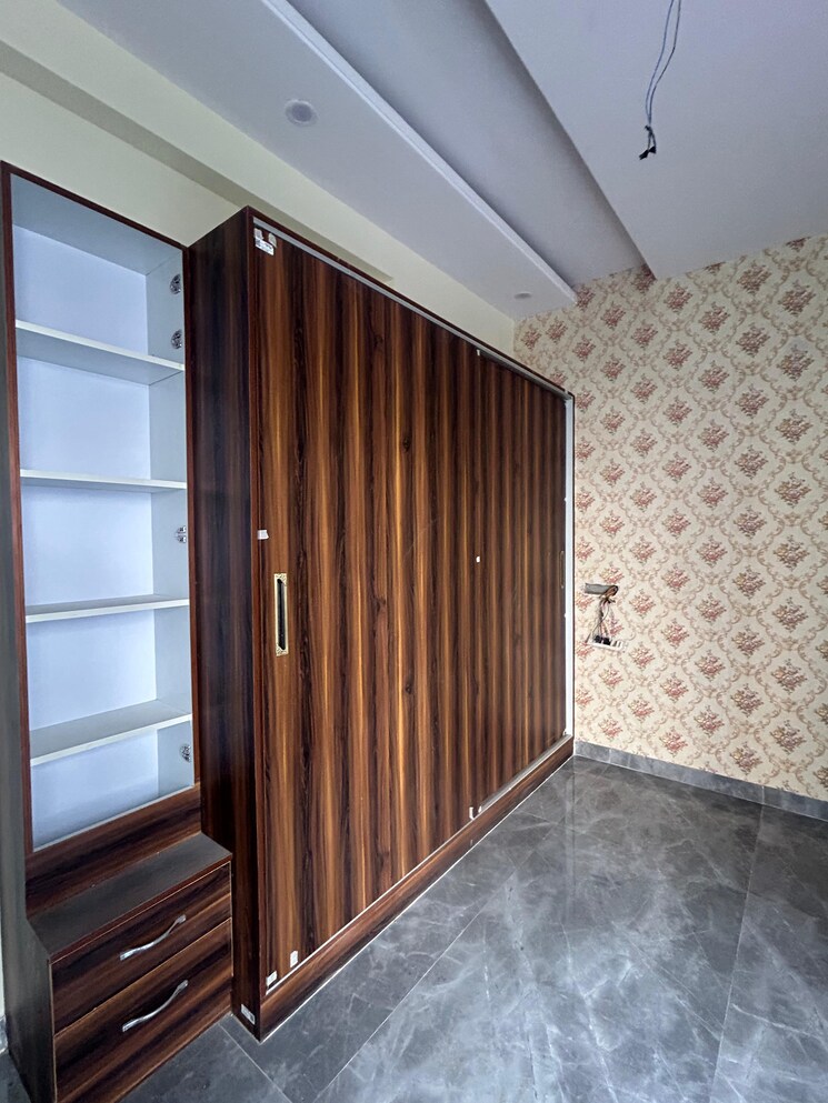 Room, pir machalla 3 Bedroom 110 Sq.Yd. Apartment In Pir Machalla Zirakpur 9074497