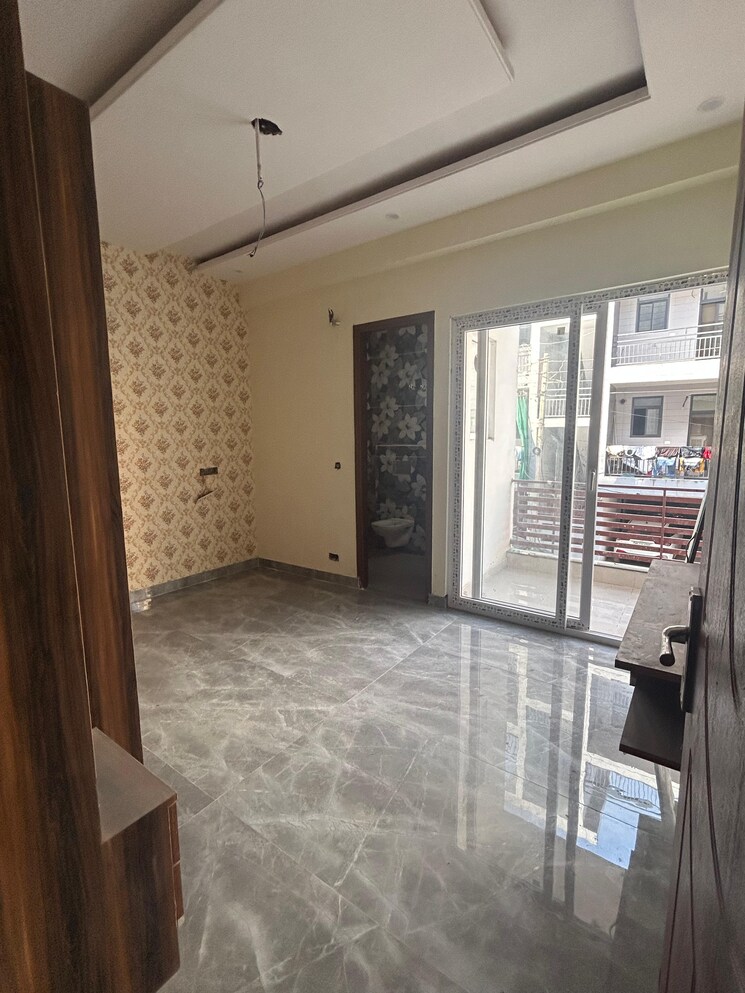 Room, pir machalla 3 Bedroom 110 Sq.Yd. Apartment In Pir Machalla Zirakpur 9074497