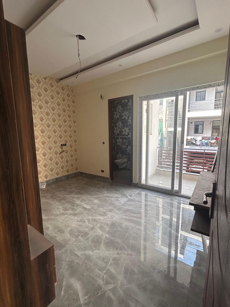 Room, pir machalla 3 Bedroom 110 Sq.Yd. Apartment In Pir Machalla Zirakpur 9074497