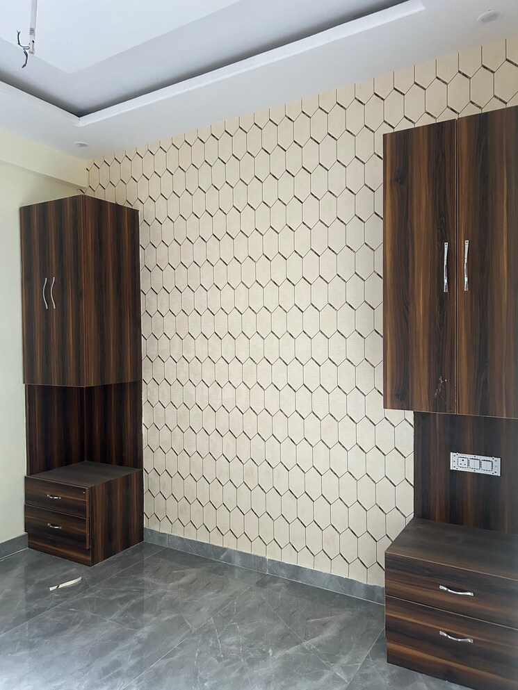 Room, pir machalla 3 Bedroom 110 Sq.Yd. Apartment In Pir Machalla Zirakpur 9074497