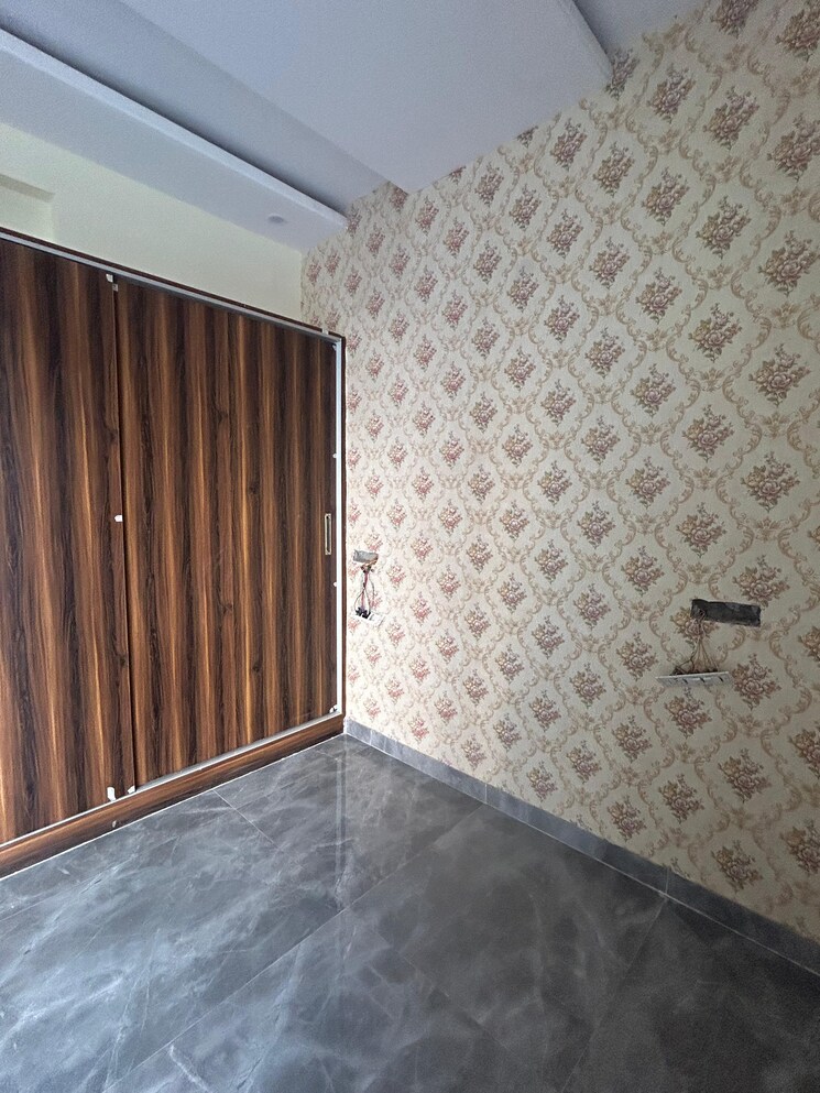 Room, pir machalla 3 Bedroom 110 Sq.Yd. Apartment In Pir Machalla Zirakpur 9074497