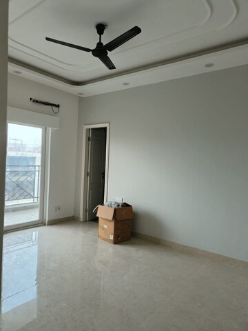 Room in 3 BHK Apartment at Signature Global Park 4 and 5, Sohna Sector 36 – for Rent