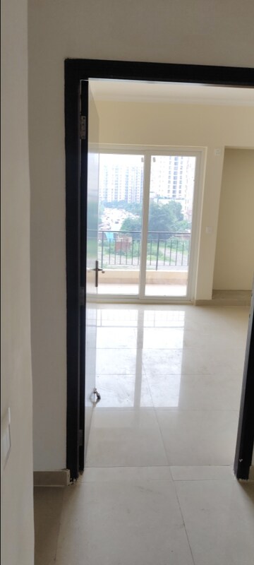 Room in 3 BHK Apartment at Amrapali Crystal Homes, Sector 76 – for Rent