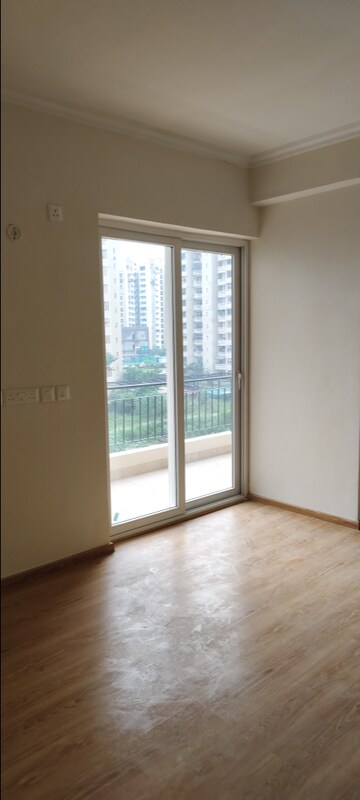 Room in 3 BHK Apartment at Amrapali Crystal Homes, Sector 76 – for Rent