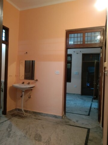 Room in 2 BHK Apartment at Chattarpur – for Rent