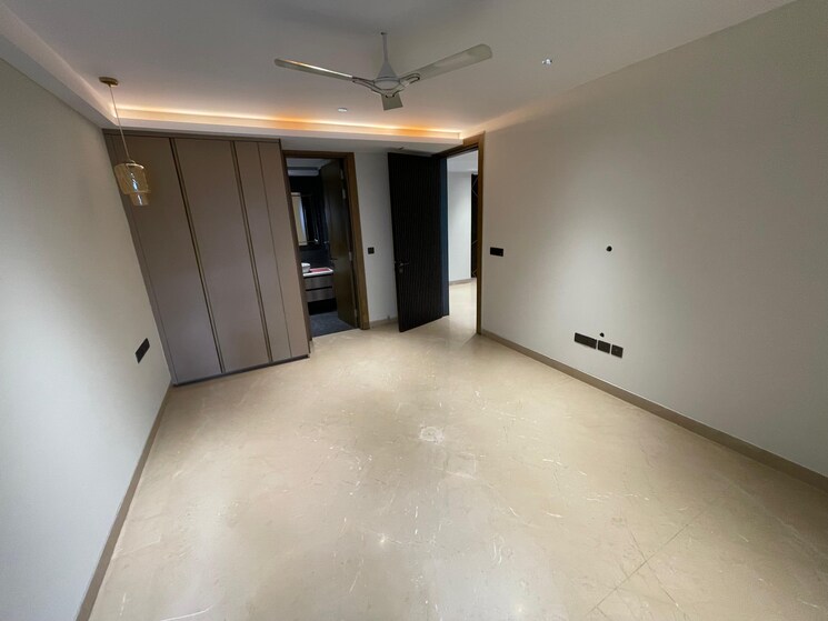 Room, sushant lok i 4 Bedroom 300 Sq.Yd. Builder Floor In Sushant Lok I Gurgaon 9074665