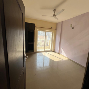 Room in 3 BHK Apartment at Supertech Crown Town, Sector 74 – for Rent