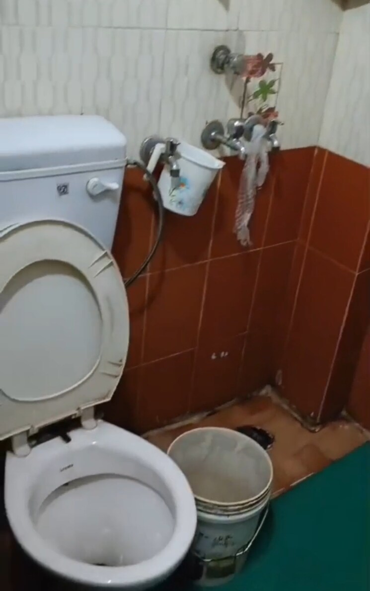 Bathroom, guru angad nagar 2 Bedroom 750 Sq.Ft. Builder Floor In Guru Angad Nagar Delhi 9074884