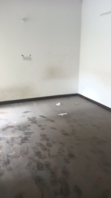 Room in 3 BHK Apartment at Trident Embassy, Sector 1 Greater Noida – for Rent