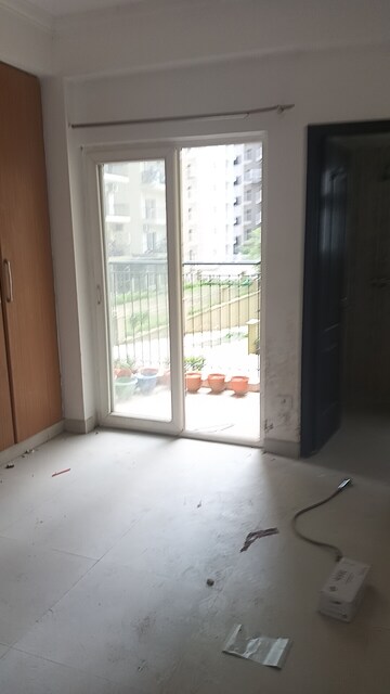 Room in 3 BHK Apartment at Trident Embassy, Sector 1 Greater Noida – for Rent