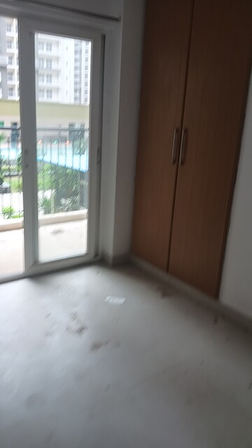Room in 3 BHK Apartment at Trident Embassy, Sector 1 Greater Noida – for Rent