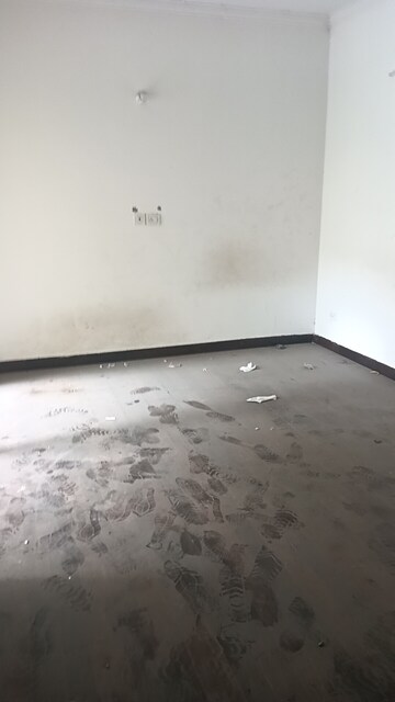 Room in 3 BHK Apartment at Trident Embassy, Sector 1 Greater Noida – for Rent