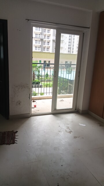Room in 3 BHK Apartment at Trident Embassy, Sector 1 Greater Noida – for Rent