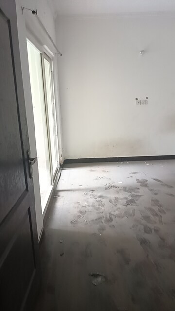 Room in 3 BHK Apartment at Trident Embassy, Sector 1 Greater Noida – for Rent