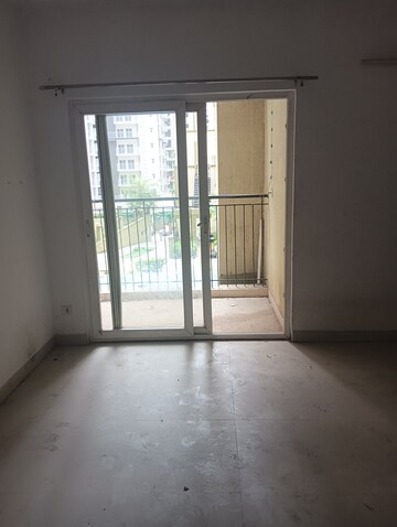 Room in 3 BHK Apartment at Trident Embassy, Sector 1 Greater Noida – for Rent