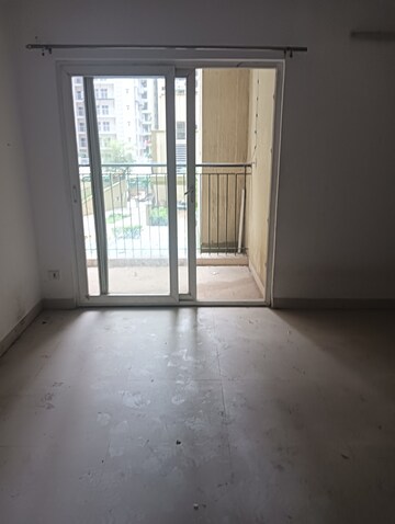 Room in 3 BHK Apartment at Trident Embassy, Sector 1 Greater Noida – for Rent