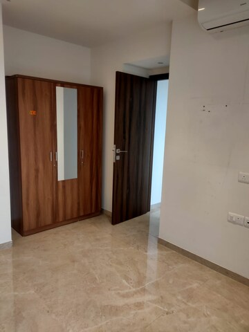 Room in 1 BHK Apartment at Hiranandani Regent Hill, Powai – for Rent