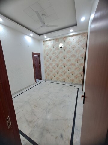 Room in 3 BHK Builder Floor at Gyan Khand I – for Rent