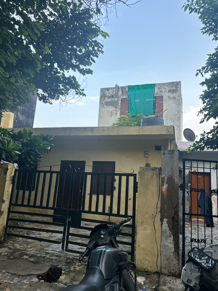 1 BHK + Servant Room Independent House For Sale in Noida Authority Plot 