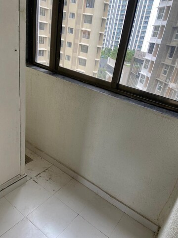 Room in 2.5 BHK Apartment at Runwal Sanctuary, Mulund West – for Sale
