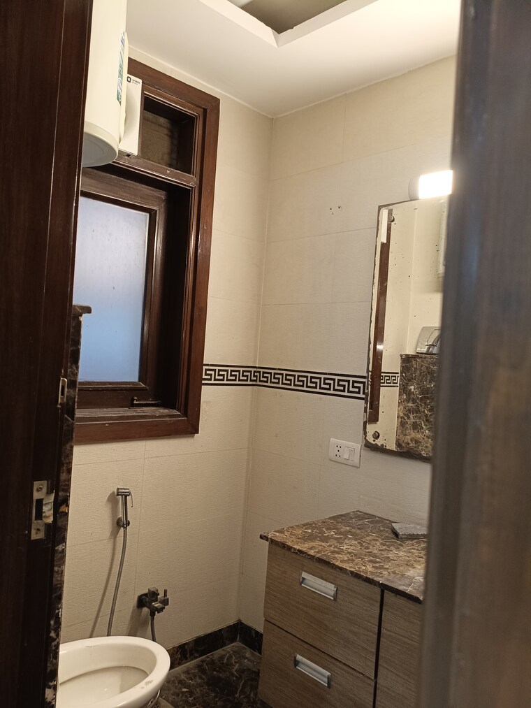Bathroom, new friends colony 6 Bedroom 500 Sq.Yd. Independent House In New Friends Colony Delhi 9074971