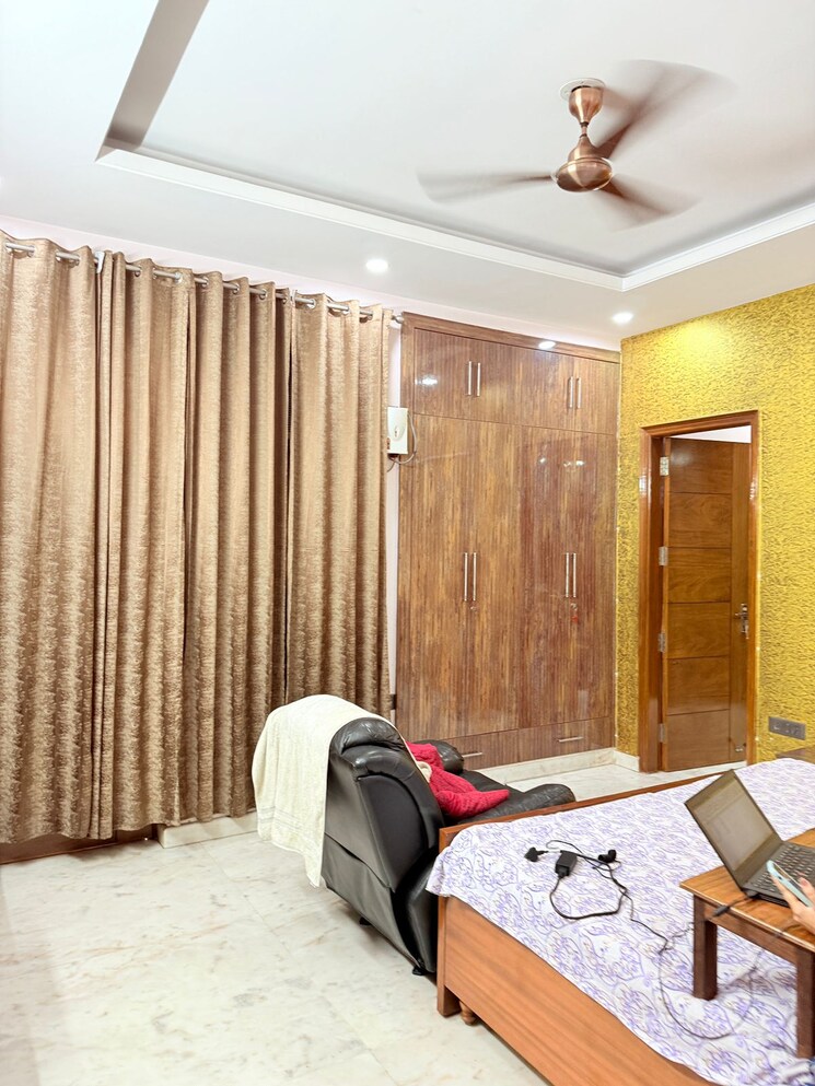 Bedroom, sector 11 5 Bedroom 112 Sq.Mt. Independent House In Sector 11 Noida 9075012