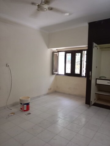 Room in 3 BHK Apartment at Vasant Kunj – for Rent
