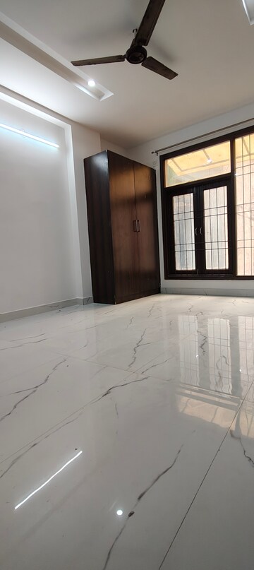 Room in 3 BHK Builder Floor at Chattarpur – for Rent