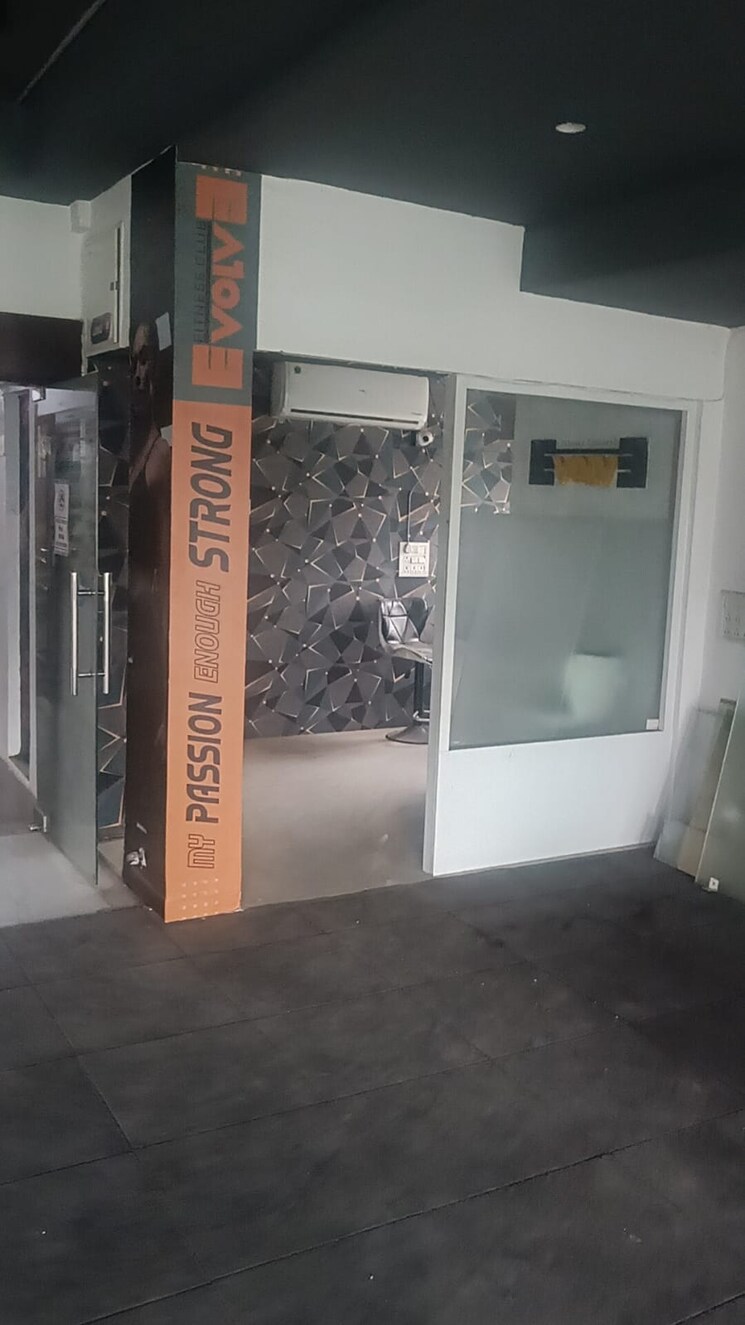  Parking, shankar nagar Commercial Office Space 2200 Sq.Ft. In Shankar Nagar Nagpur 9075039