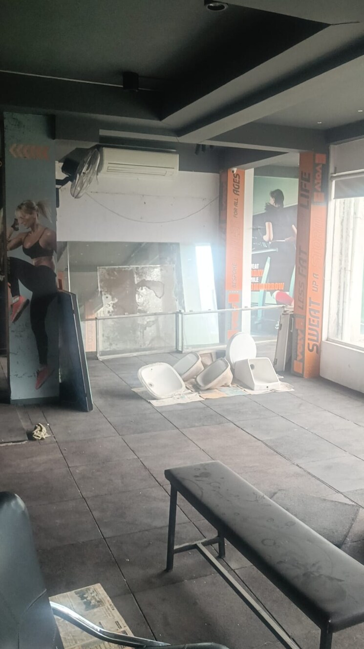  Parking, shankar nagar Commercial Office Space 2200 Sq.Ft. In Shankar Nagar Nagpur 9075039